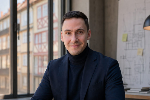 Portrait im Büro von Dr.-Ing. Johannes Christoph dem Geschäftsführer von Christoph Consult der Beratungs-Boutique der Christoph Digital GmbH