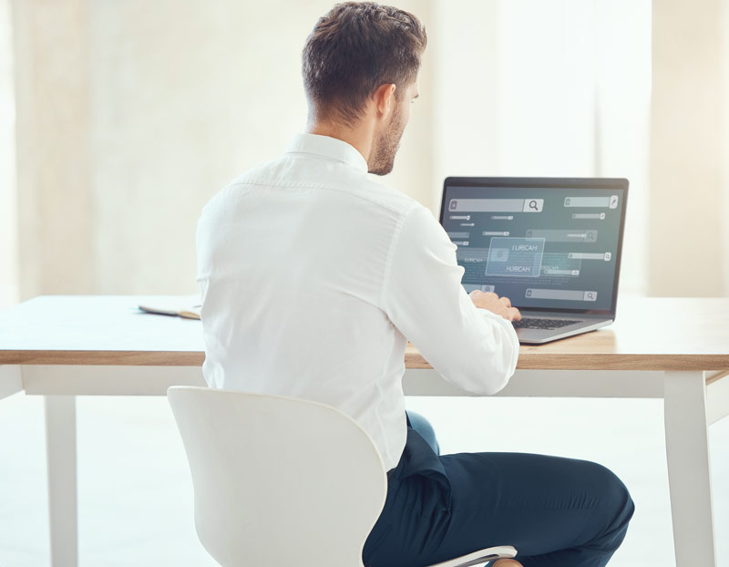 Geschäftliche Recherche am Laptop zu KI-Suche und GEO-Optimierung in einem modernen B2B-Umfeld