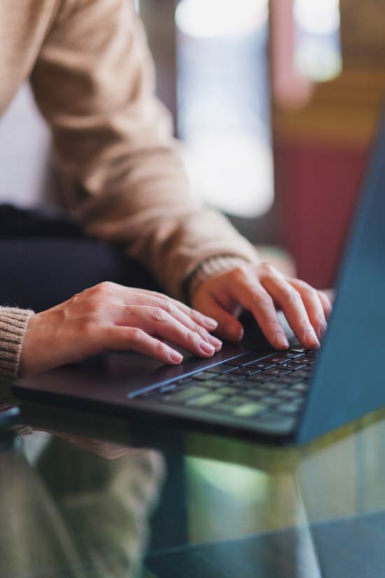 Johannes Christoph am Laptop bei der Umsetzung von Kundenprojekten